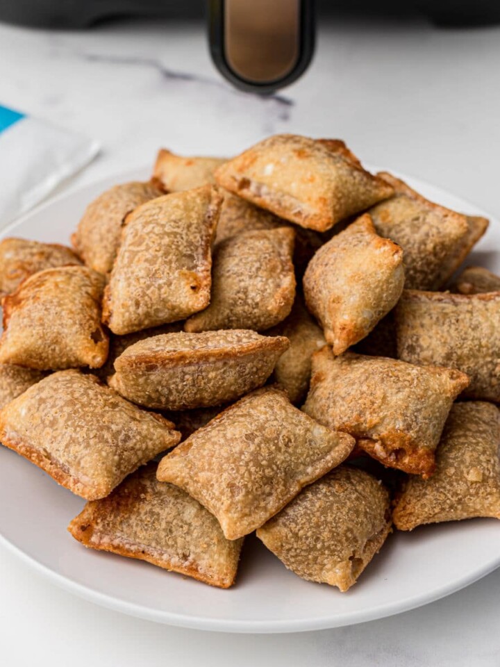 a plate full of air fryer pizza rolls