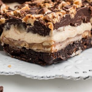Close up of a snickers brownie from the side.