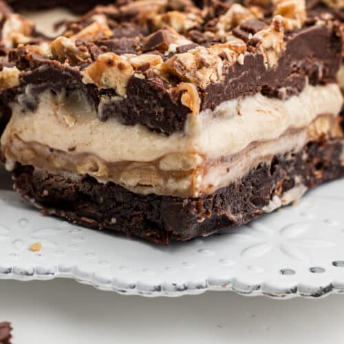 Close up of a snickers brownie from the side.