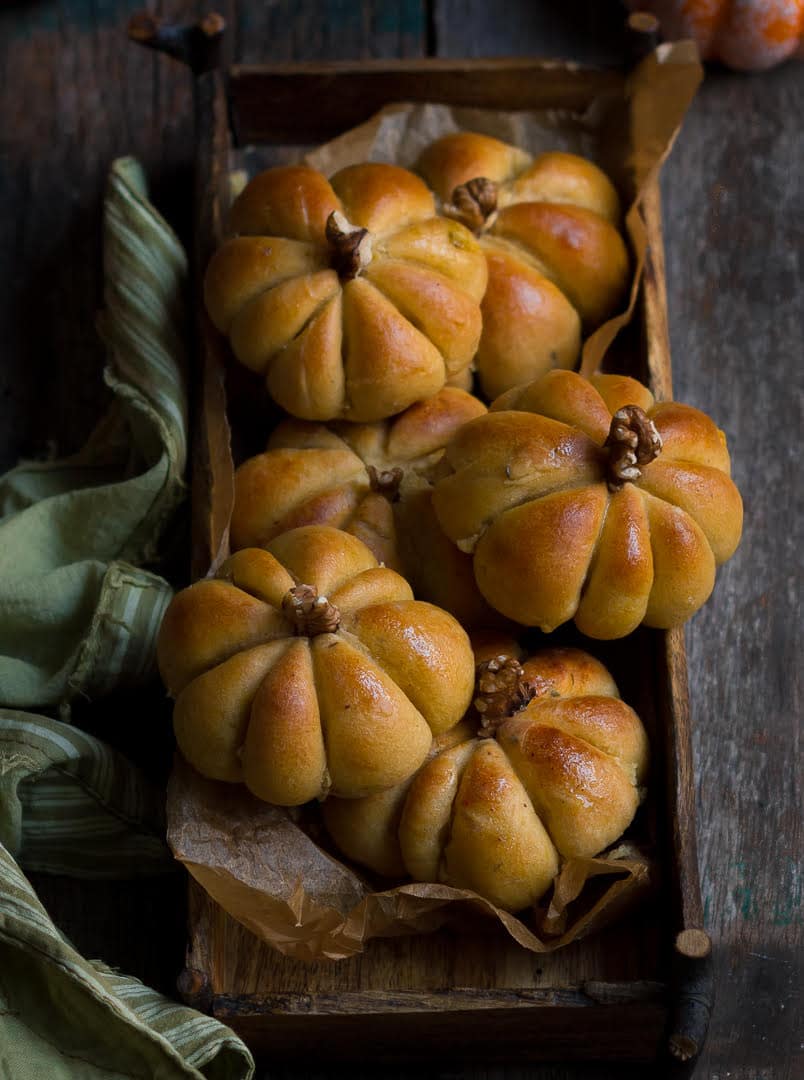 bread rolls shaped like pumpkins