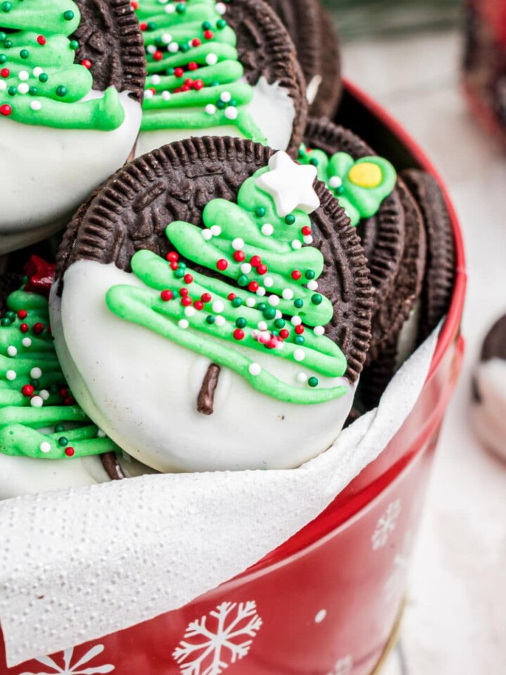 A tin of christmas oreo cookies with a christmas tree on it.