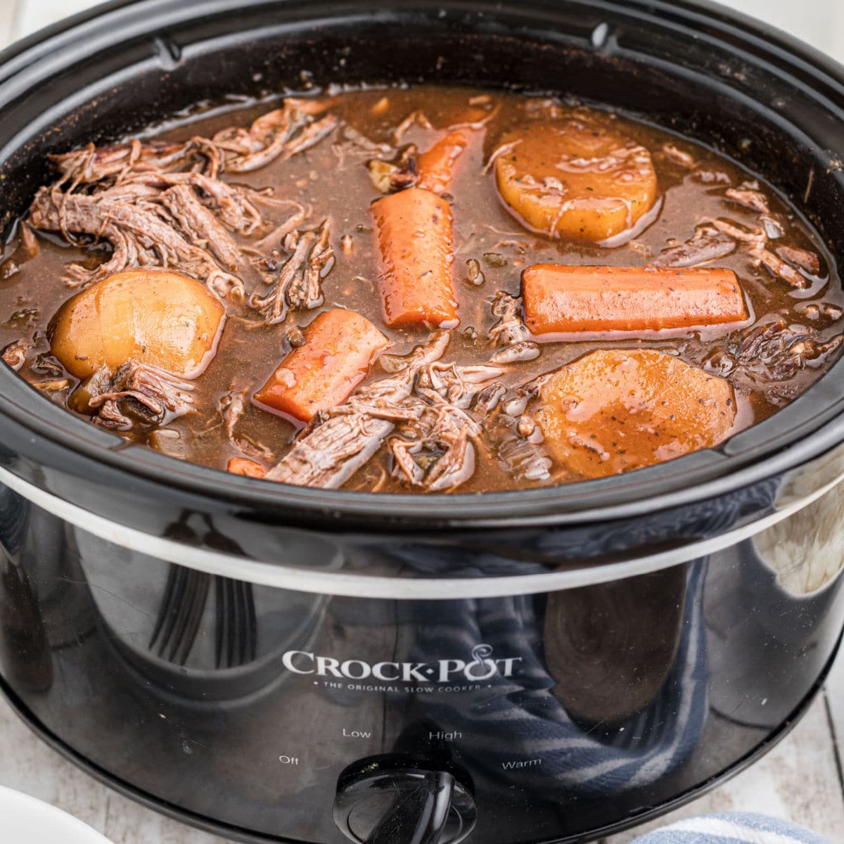 https://thecaglediaries.com/wp-content/uploads/2023/02/Slow-Cooker-Venison-Roast-with-Red-Wine-Featured-Image.jpg