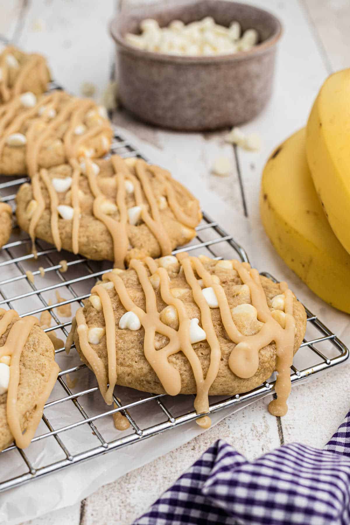Side angle of a cooling rack with some bananas foster cookies.