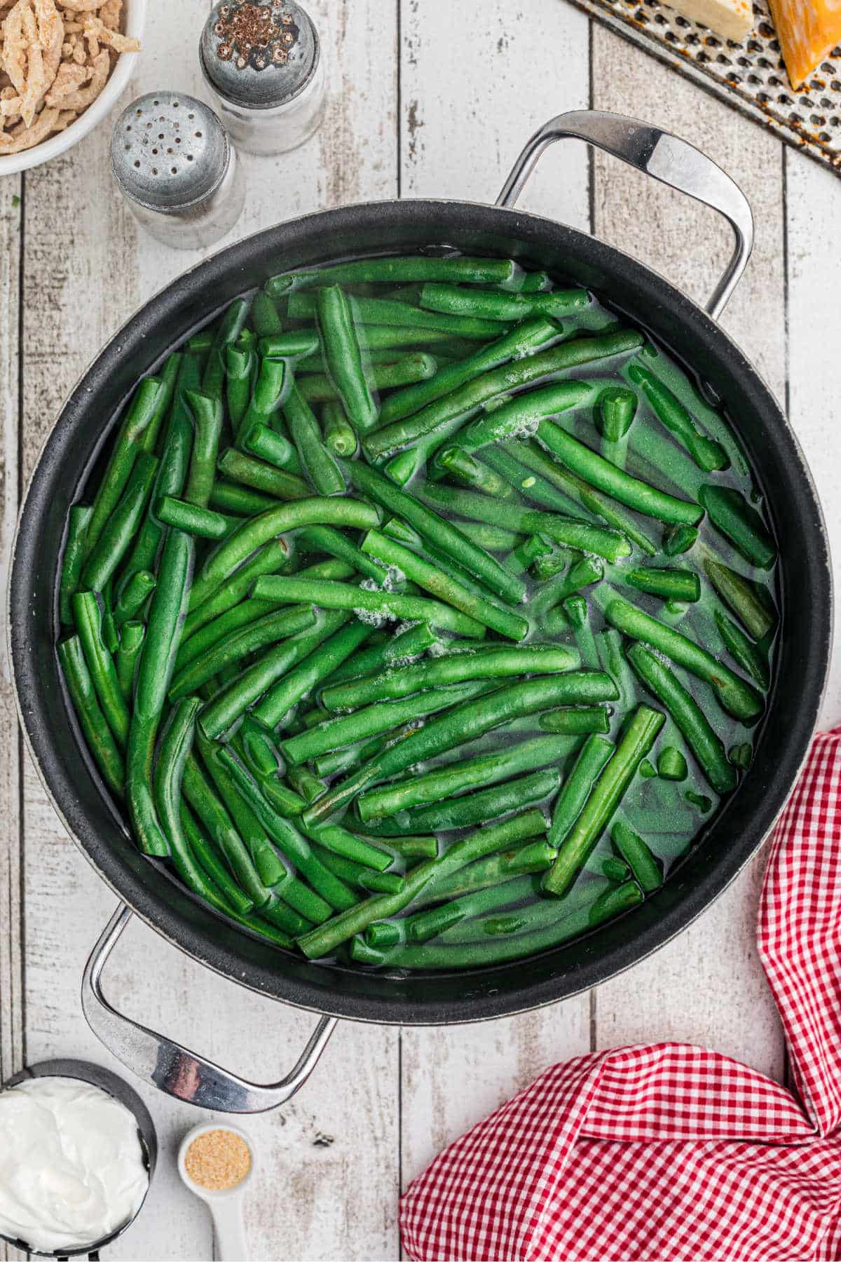 Green beans in a pot of water.