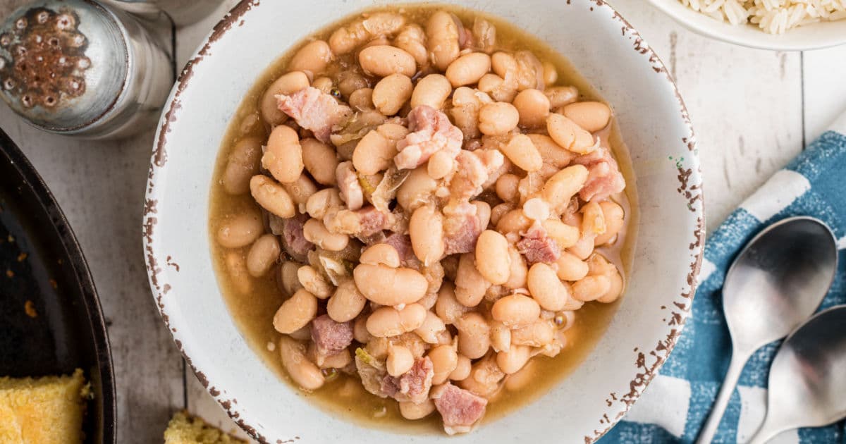 Close up of a bowl of southern great northern beans.