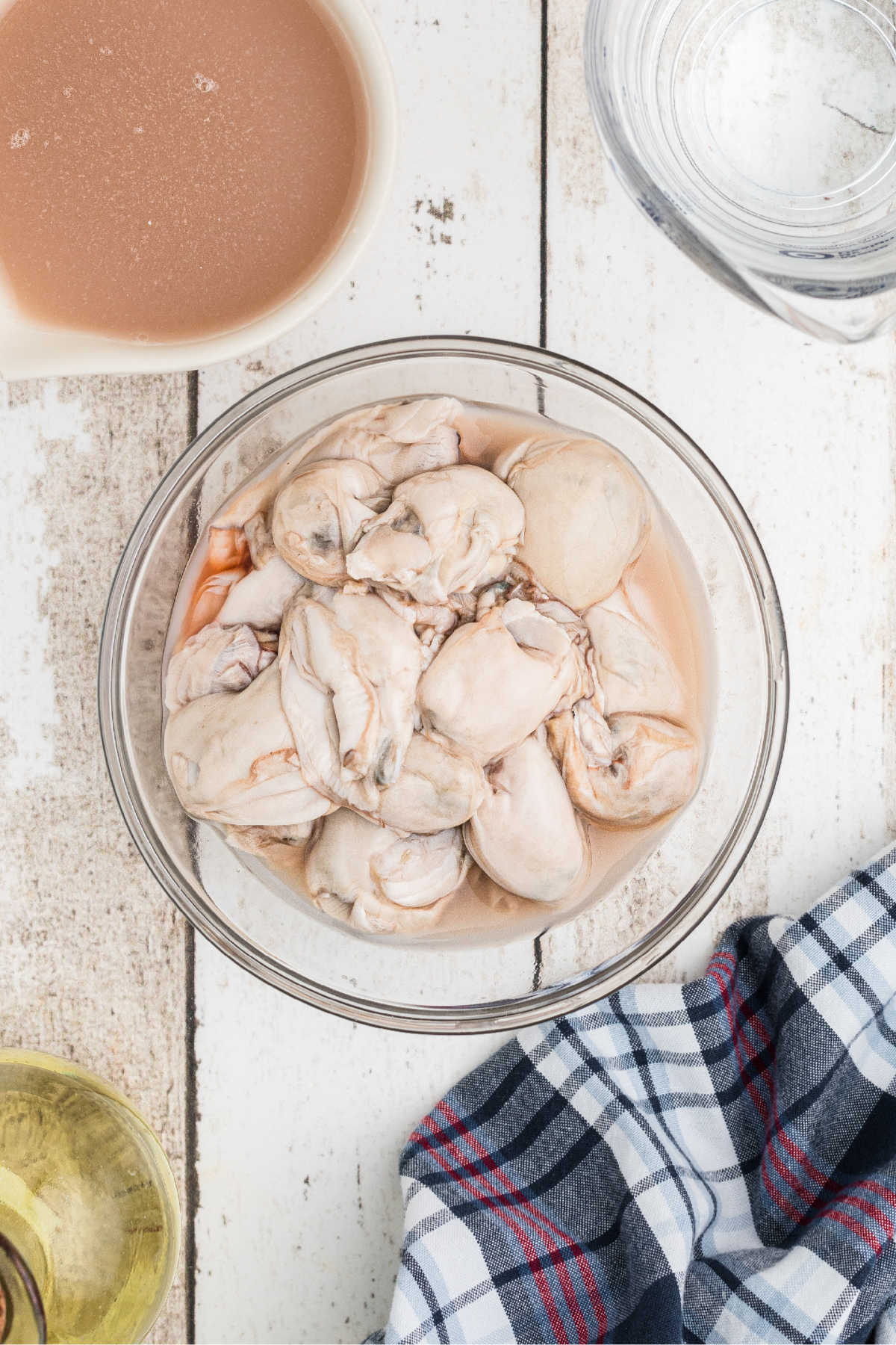A small bowl full of fresh oysters.