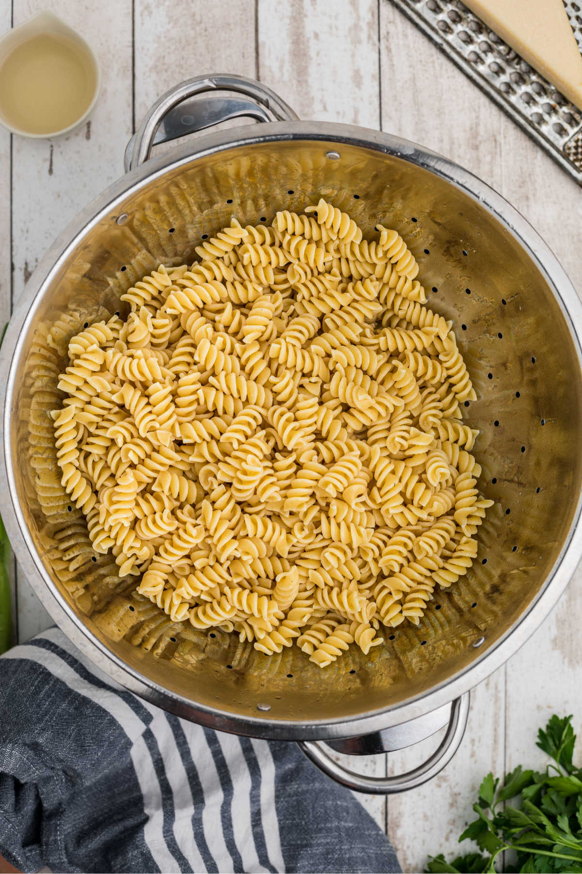 A colander full of cooked pasta.