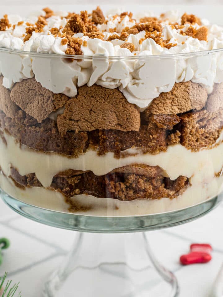 A gingerbread trifle in a glass trifle bowl.